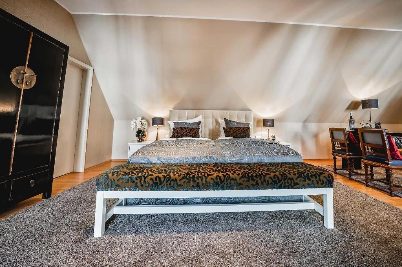 Gutshotel Weingut Schloss Reinhartshausen Эльтвилле Экстерьер фото