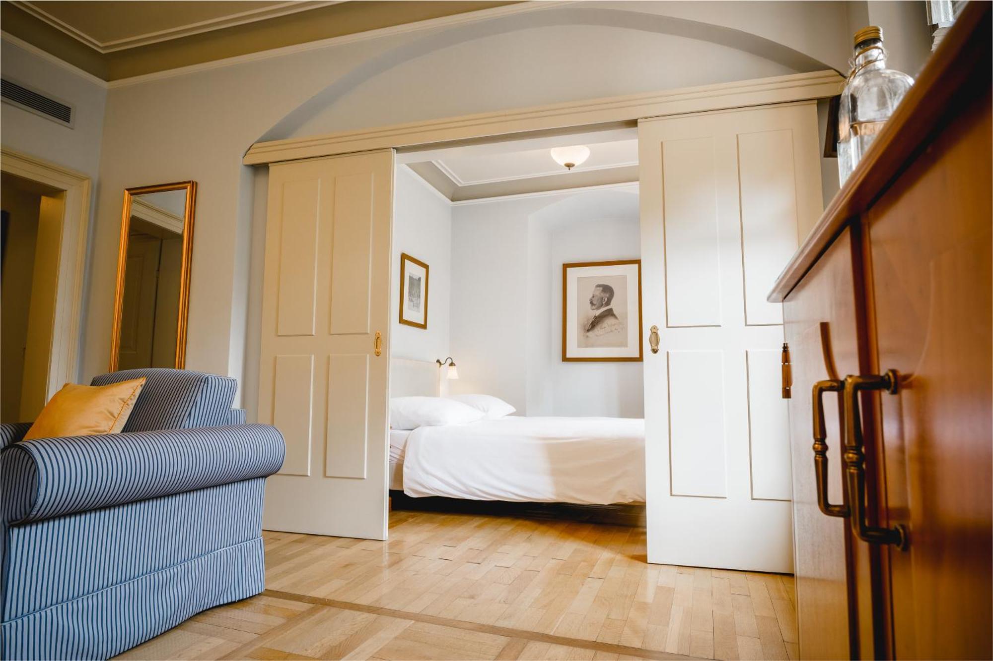 Gutshotel Weingut Schloss Reinhartshausen Эльтвилле Экстерьер фото